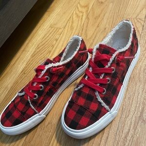 Brand new size 7.5 blowfish red and black shoes